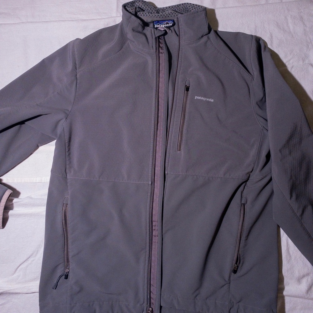 Gray men’s zip up Patagonia jacket